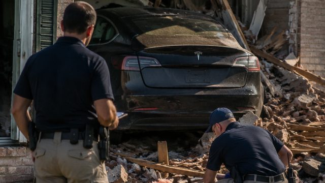 US Authorities Investigate Fatal Tesla C
